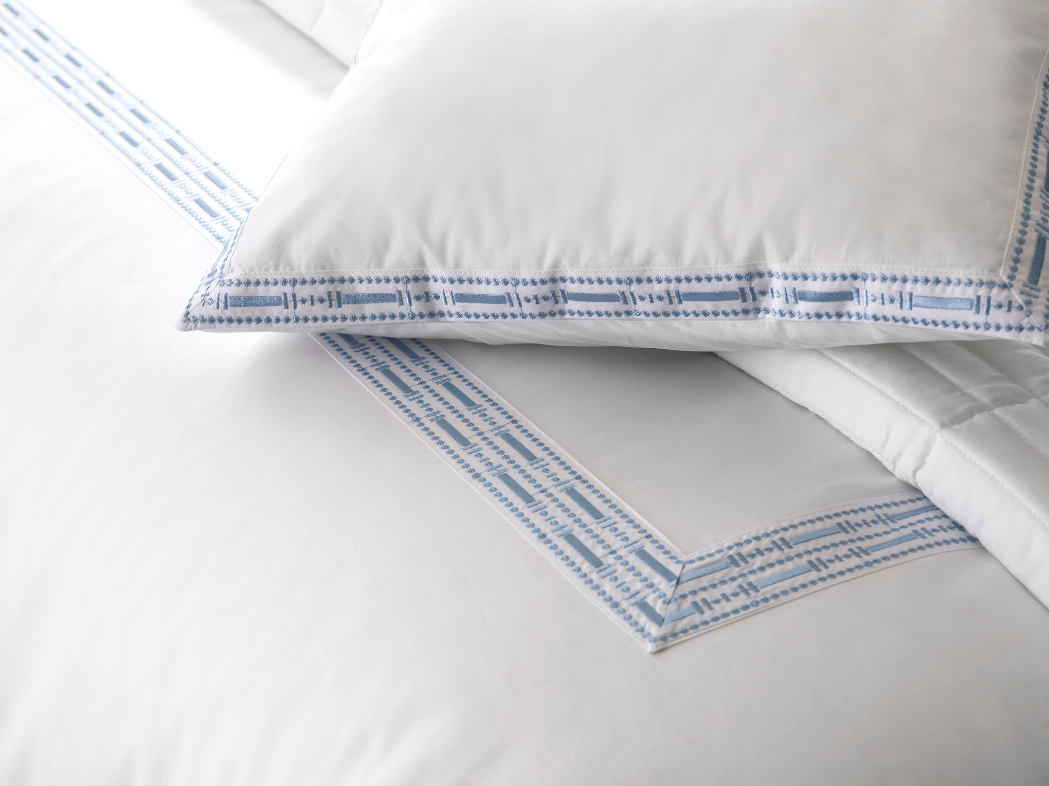 Memória Pillowcase Pair with Embroidery on four Sides